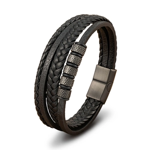 Vue détaillée d'un bracelet multicouche en cuir tressé noir avec perles et fermoir magnétique