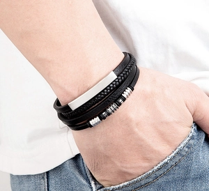 Detail eines 4-lagigen Herren-Lederarmbands mit matt gebürsteten Metallelementen