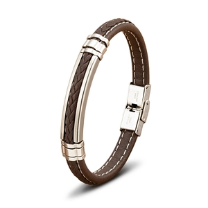 Detail van gevlochten bruine lederen armband met gepolijste roestvrijstalen sluiting