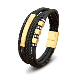 Nahaufnahme des mehrlagigen Lederarmbands mit goldenen Metallteilen und Magnetverschluss