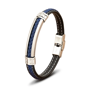 Detail van blauw gevlochten touw, zwarte lederen band en roestvrijstalen sluiting van de armband