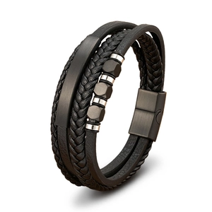 Nahaufnahme von mehrlagigem Lederarmband für Herren mit mattem schwarzem Metallplättchen