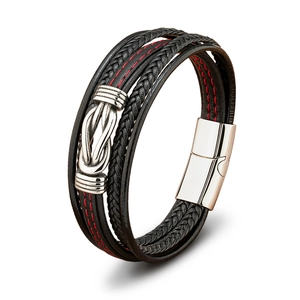 Vista dettagliata del bracciale in pelle intrecciata multistrato con chiusura a nodo infinito