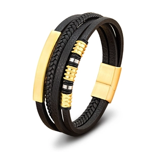 Detailansicht Herren-Lederarmband, mehrlagig geflochten mit Goldperlen und Magnetverschluss