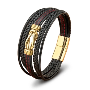 Bracciale multistrato da uomo in pelle nera con cuciture rosse e chiusura magnetica dorata