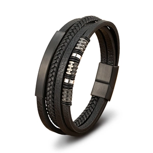 Detailansicht Herren-Armband aus schwarzem geflochtenem Leder mit Metallperlen und Magnetverschluss