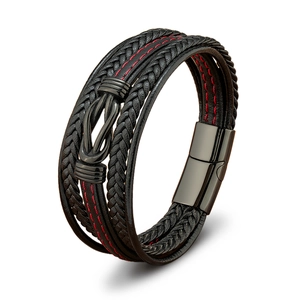 Dettaglio del bracciale multistrato in pelle intrecciata con cuciture rosse e chiusura magnetica