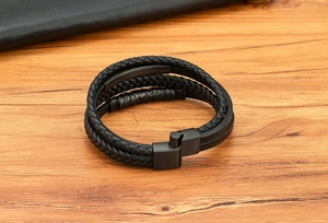 Detailansicht Herren Mehrlagiges Schwarzes Lederarmband mit mattem Magnetverschluss
