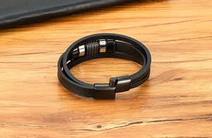 Dettaglio del bracciale multistrato da uomo in pelle nera con chiusura magnetica in acciaio