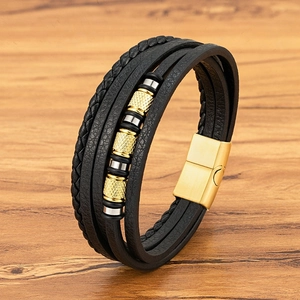 Pulsera multicapa de cuero para hombre con cuentas de oro y plata sobre fondo de madera