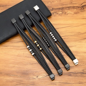 Bracelet multicouche en cuir tressé noir pour hommes avec détails en métal doré et argent