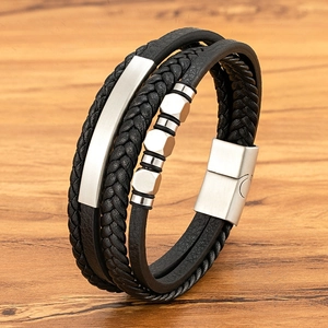 Mehrlagiges schwarzes Lederarmband für Herren mit gravierbarer Edelstahlplatte