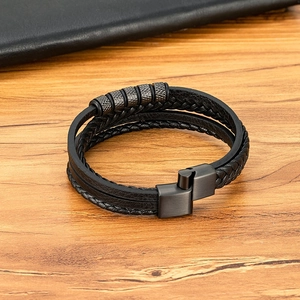 Bracelet multicouche en cuir tressé noir pour hommes avec perles en métal sur bois chaud