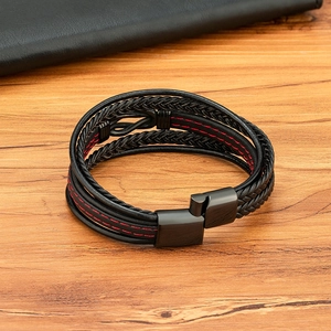 Bracciale multistrato da uomo in pelle nera intrecciata con cuciture rosse e fibbia opaca