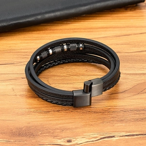 Pulsera multicapa de hombre en cuero negro y cuerda trenzada con cierre magnético negro
