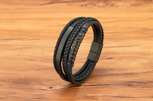 Detail eines mehrlagigen schwarzen Lederarmbands mit mattem Magnetverschluss für Herren
