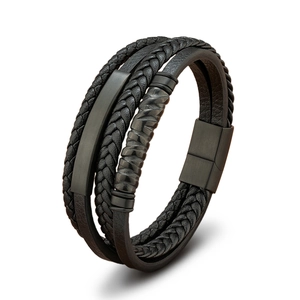 Detail eines mehrlagigen schwarzen Lederarmbands mit mattem Magnetverschluss für Herren