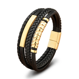 Detail von mehrlagigem schwarzem Lederarmband mit goldenem Magnetverschluss aus Metall