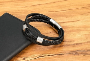 Detail eines mehrlagigen geflochtenen Lederarmbands für Herren mit Magnetverschluss