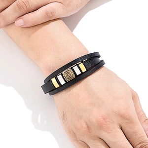 Bracciale multistrato da uomo in pelle nera con dettagli metallici quadrati oro e argento