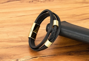 Detailansicht vom mehrlagigen Lederarmband mit goldenem Magnetverschluss und Ringperlen