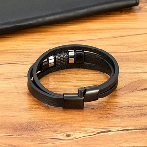 Bracciale multistrato da uomo in pelle nera con chiusura magnetica in acciaio su legno