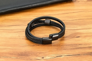 Detaillierte Makroansicht vom schwarzen mehrlagigen Lederarmband mit Magnetverschluss aus Metall