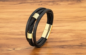 Detailansicht eines mehrlagigen schwarzen Lederarmbands für Herren mit goldenem Magnetverschluss