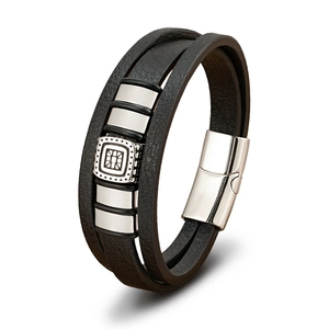 Bracciale multistrato da uomo in pelle nera con chiusura magnetica e motivo geometrico