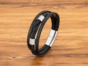Detail eines mehrlagigen geflochtenen Lederarmbands für Herren mit Magnetverschluss