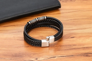 Detalle macro de la pulsera multicapa de cuero trenzado para hombre con cuentas plateadas