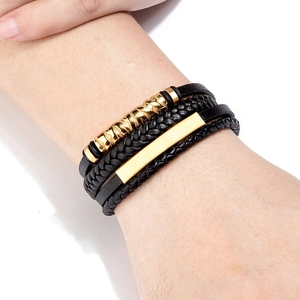 Mehrlagiges geflochtenes Lederarmband für Herren mit goldener Magnetschließe und Metallplatte