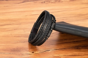 Vista detallada de la pulsera multicapa para hombre de cuero trenzado negro y cuentas talladas