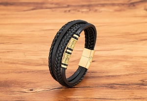 Primer plano de pulsera de cuero para hombre con cuentas doradas y cierre magnético