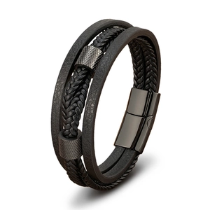 Nahaufnahme von schwarzem Lederarmband für Herren mit gebürstetem Magnetverschluss aus Metall