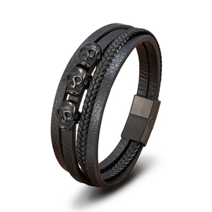 Detail eines mehrlagigen Lederarmbands mit Totenköpfen und Magnetverschluss für Herren