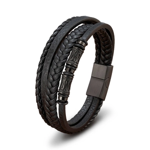Detalle de pulsera de cuero trenzado negro de tres capas con cuentas metálicas vintage