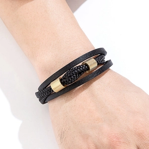 Mehrlagiges Herrenarmband aus schwarzem geflochtenem Leder mit gold gerändeltem Stahl