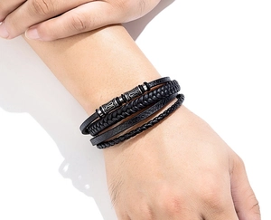 Primer plano de pulsera de cuero trenzado de triple capa para hombre con detalle grabado