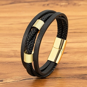 Mehrlagiges schwarzes Lederarmband für Herren mit goldfarbenen Metallelementen und Magnetverschluss