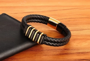 Dettaglio del bracciale da uomo in pelle nera intrecciata a due strati con chiusura in metallo