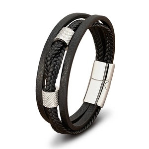 Mehrlagiges Herren-Lederarmband in Schwarz mit geflochtenen Strängen und Magnetverschluss