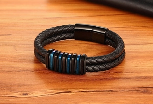 Dettaglio bracciale in pelle intrecciata da uomo con anelli blu e chiusura magnetica