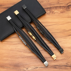 Pulsera de cuero trenzado de tres capas para hombre con cilindro de metal grabado y cierre