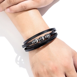 Punk Mehrschichtiges schwarzes Lederarmband mit drei Vintage-Silber-Totenkopfanhängern