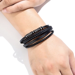 Pulsera multicapa de cuero trenzado negro para hombre con cuentas de metal grabadas