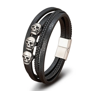 Punkiges mehrlagiges Lederarmband mit silbernen Totenköpfen und Magnetverschluss