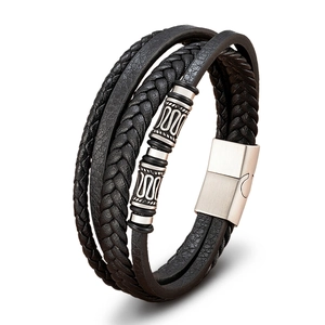 Pulsera de cuero negro trenzado de tres capas para hombre con dijes vintage y cierre plateado