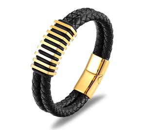 Dettaglio del bracciale da uomo in pelle intrecciata a doppio strato con anelli dorati e chiusura