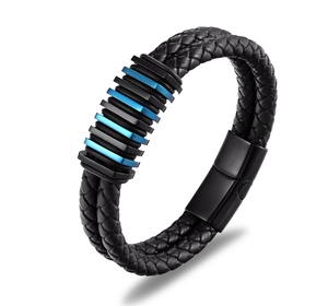 Dettaglio del bracciale in pelle nera intrecciata a due fili con anelli in acciaio blu e chiusura